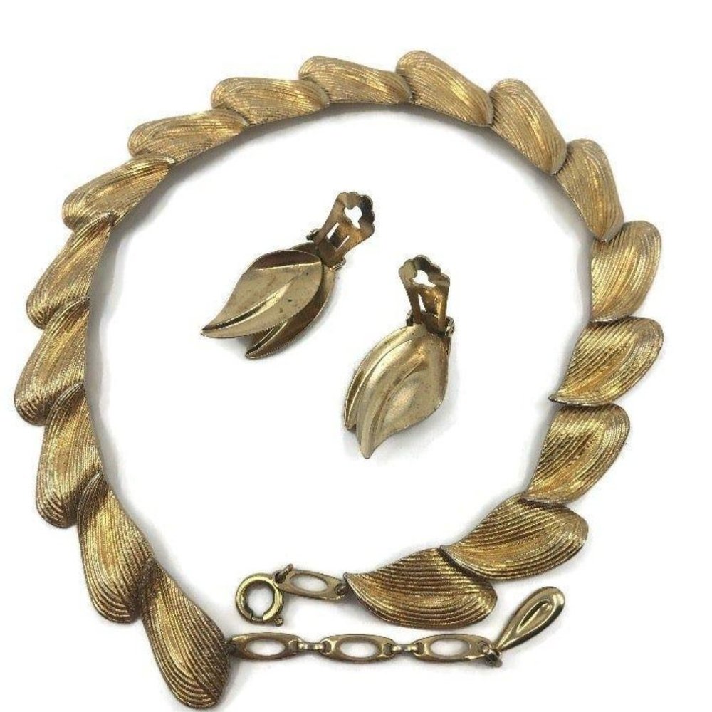 Vintage Brushed Gold Necklace & Earrings - Picture 7 of 8